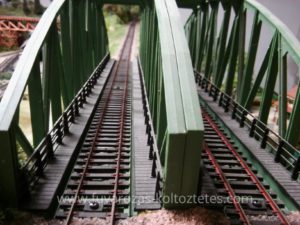 Dupla vágányos vasúti híd egy terepasztalon.