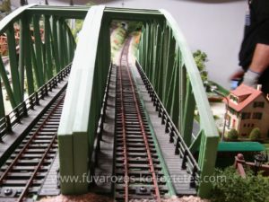 Vasúti híd a terepasztalon.